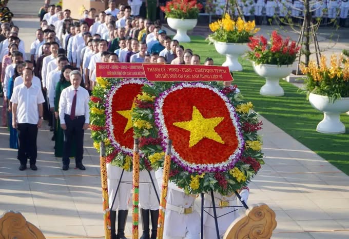 Đại diện lãnh đạo Thành ủy, HĐND, UBND và Ủy ban MTTQ Việt Nam TP.HCM dâng hương tưởng niệm tại Nghĩa trang Liệt sĩ Bà Rịa - Vũng Tàu. Ảnh: Quang Vinh.