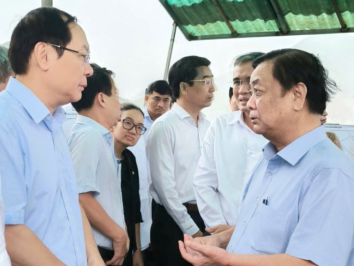 Phó Chủ tịch Quốc hội Lê Minh Hoan trao đổi với Thứ trưởng Bộ Nông nghiệp và Môi trường Lê Công Thành về công tác xử lý rác thải của Đà Nẵng. Ảnh: Lan Anh.