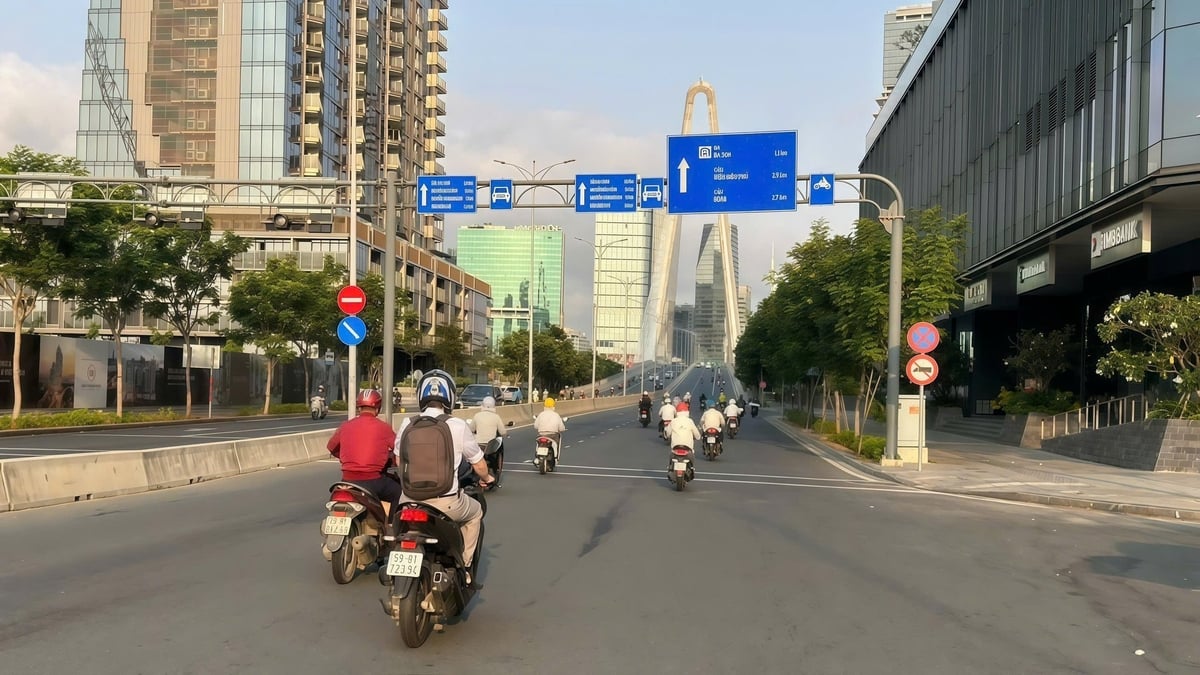 Toàn bộ biển báo chỉ dẫn đường bộ tại TP.HCM sẽ được điều chỉnh theo địa giới hành chính mới. Ảnh: Trần Phi.