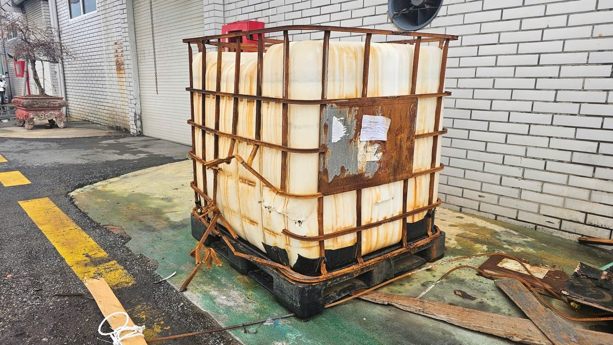 Téc chứa dung dịch Natri Sulphate của Công ty Vico được cho là đã bị chọc thủng và là nguyên nhân dẫn đến sự cố. Ảnh: Đinh Mười.