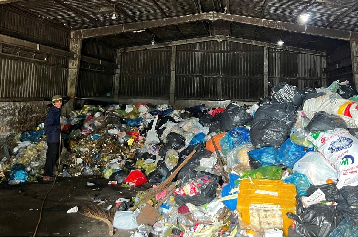 Điểm trung chuyển rác phường 6 đã quá tải. Ảnh: Minh Đảm.