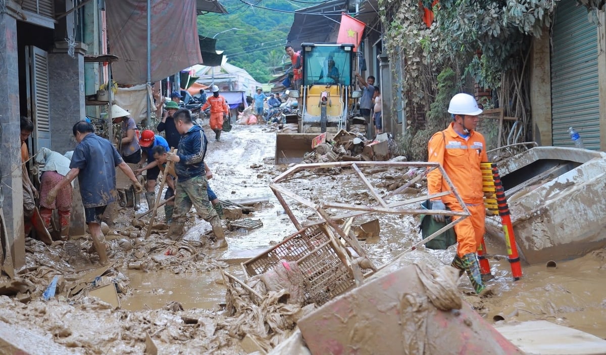 Công tác khắc phục hậu quả mưa bão vẫn đang tiếp diễn. Ảnh: Ngọc Linh.