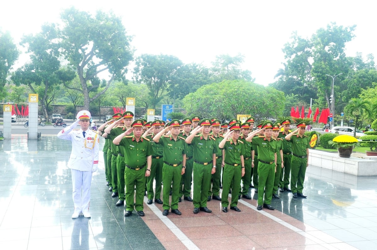 Đoàn công tác dâng hương tưởng niệm các Anh hùng liệt sĩ tại Đài tưởng niệm đường Bắc Sơn. Ảnh: Nguyễn Trường.