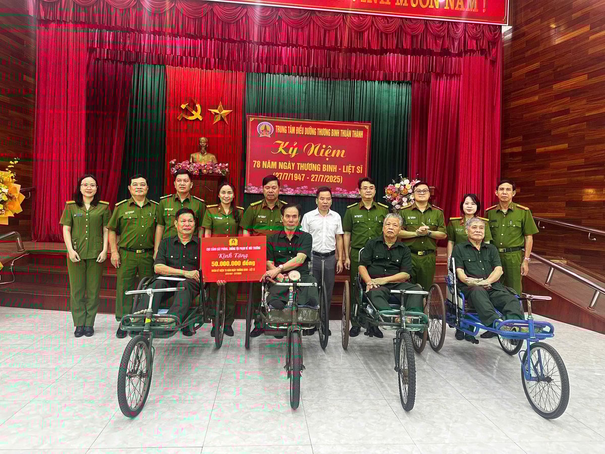 Cục Cảnh sát phòng, chống tội phạm về môi trường tặng quà tri ân các thương, bệnh binh nặng tại Trung tâm điều dưỡng thương binh Thuận Thành, tỉnh Bắc Ninh. Ảnh: Nguyễn Trường.