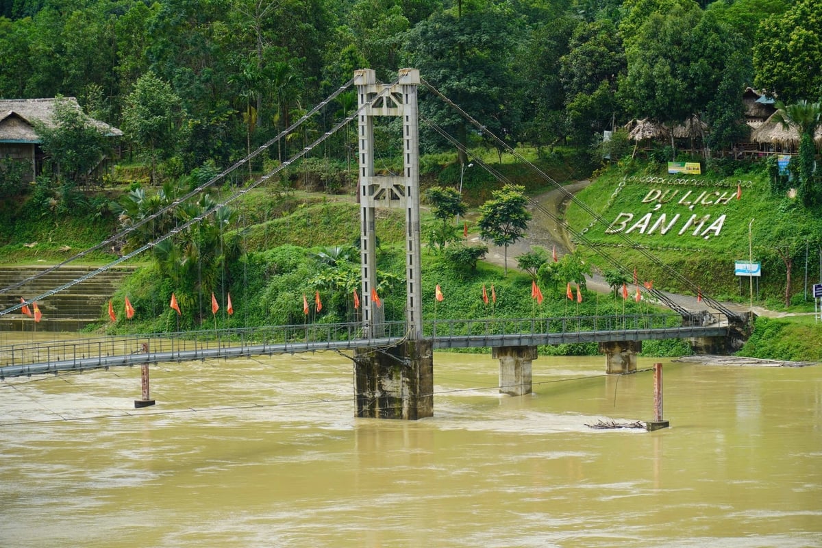 Mực nước sông Chu lên cao, chỉ còn hơn 1m là tới mặt cầu treo bản Mạ. Ảnh: Thanh Tâm