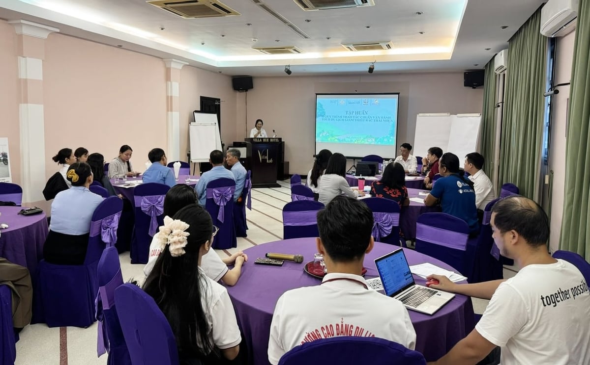 Trường Cao đẳng Du lịch Huế tổ chức buổi tập huấn về quy trình giảm thiểu rác thải nhựa trong vận hành tour cho các bên liên quan, với sự hỗ trợ của Dự án Huế - Đô thị giảm nhựa ở miền Trung Việt Nam. Ảnh: Văn Dinh.