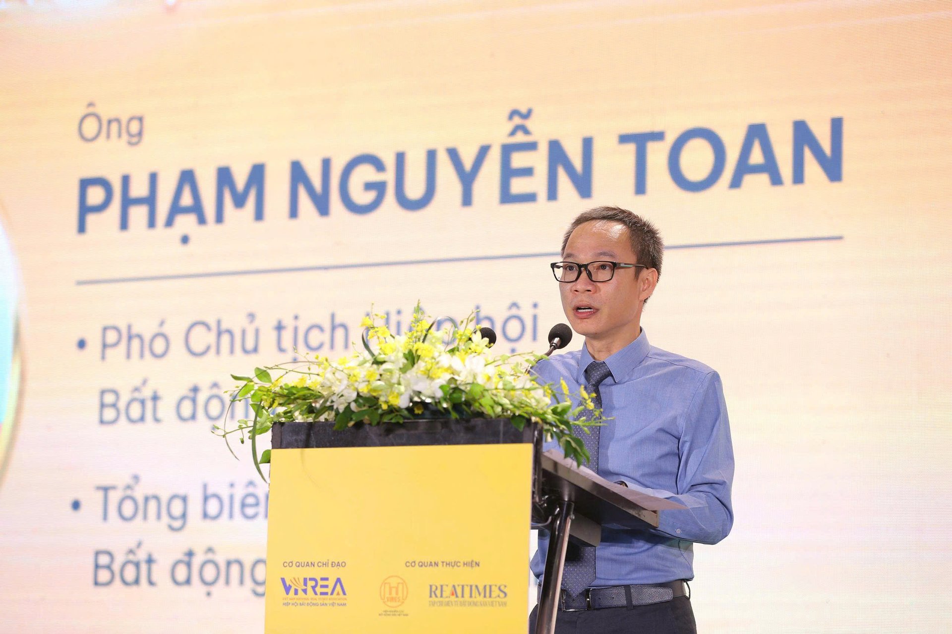Nhà báo Phạm Nguyễn Toan, Phó Chủ tịch Hiệp hội Bất động sản Việt Nam, Tổng Biên tập Tạp chí điện tử Bất động sản Việt Nam phát biểu tại hội thảo. Ảnh: Reatimes.