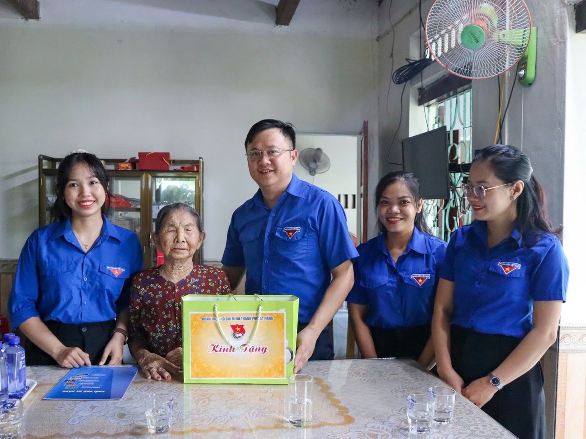 Bí thư Thành đoàn Đà Nẵng Lê Công Hùng cùng đoàn viên thanh niên đến thăm, tặng quà cho Mẹ Việt Nam Anh hùng Trần Thị Liêu (thôn Giáng Đông, phường Hòa Xuân). Ảnh: Phạm Huy.
