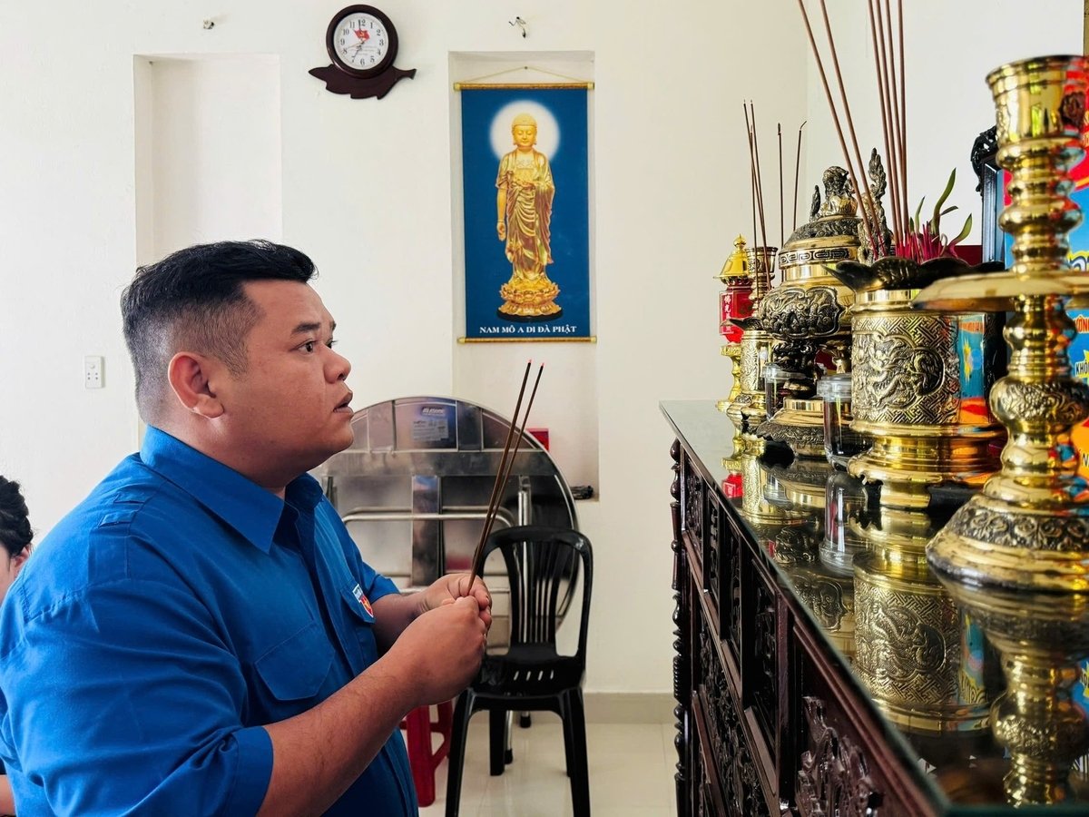 Đoàn viên thanh niên dâng hương tưởng niệm các Anh hùng Liệt sĩ tại gia đình Mẹ Việt Nam Anh hùng, thể hiện lòng tri ân sâu sắc nhân dịp kỷ niệm 78 năm Ngày Thương binh - Liệt sĩ. Ảnh: Phạm Huy.