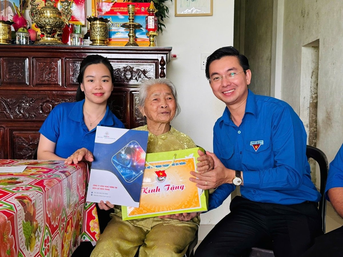 Mẹ Việt Nam Anh hùng - biểu tượng sống của lòng yêu nước, đức hy sinh và khí phách kiên cường của dân tộc Việt Nam. Ảnh: Phạm Huy.