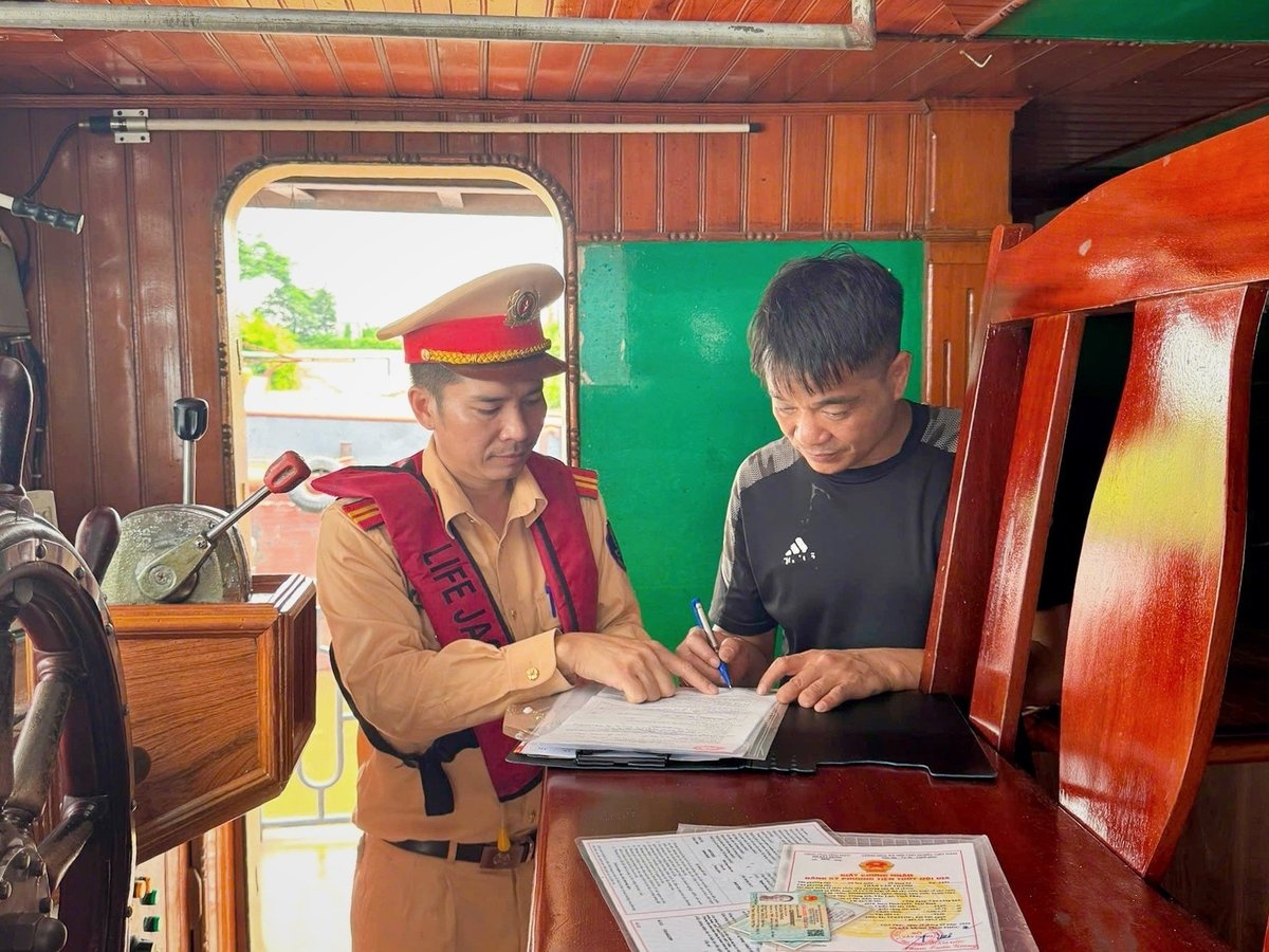 Đội Cảnh sát giao thông đường thủy lập biên bản trường hợp vi phạm. Ảnh: Công an TP Hà Nội. Đội Cảnh sát giao thông đường thủy lập biên bản trường hợp vi phạm. Ảnh: Công an TP Hà Nội.