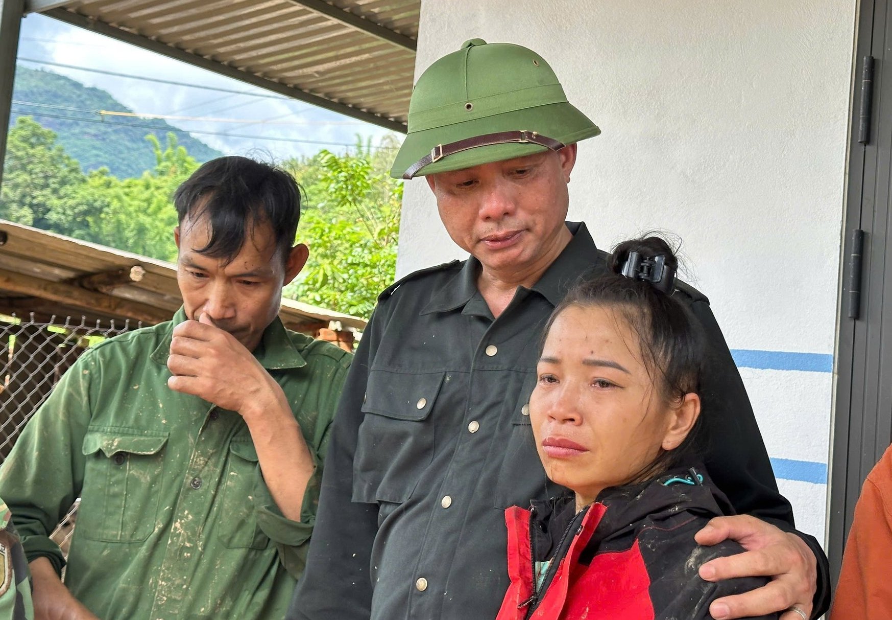 Phó Chủ tịch UBND tỉnh Sơn La Nguyễn Thành Công thăm hỏi, trao quà hỗ trợ các hộ dân bị thiệt hại tại xã Chiềng Sơ. Ảnh: Đức Bình. Phó Chủ tịch UBND tỉnh Sơn La Nguyễn Thành Công thăm hỏi, trao quà hỗ trợ các hộ dân bị thiệt hại tại xã Chiềng Sơ. Ảnh: Đức Bình.