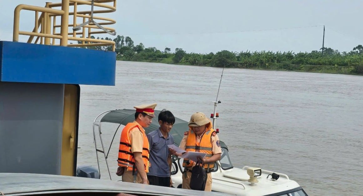 Phòng Cảnh sát giao thông, Công an tỉnh Hưng Yên vừa tổ chức triển khai đợt tổng kiểm tra, xử lý các phương tiện kinh doanh vận tải trên đường thủy. Ảnh: Công an tỉnh Hưng Yên. Phòng Cảnh sát giao thông, Công an tỉnh Hưng Yên vừa tổ chức triển khai đợt tổng kiểm tra, xử lý các phương tiện kinh doanh vận tải trên đường thủy. Ảnh: Công an tỉnh Hưng Yên.