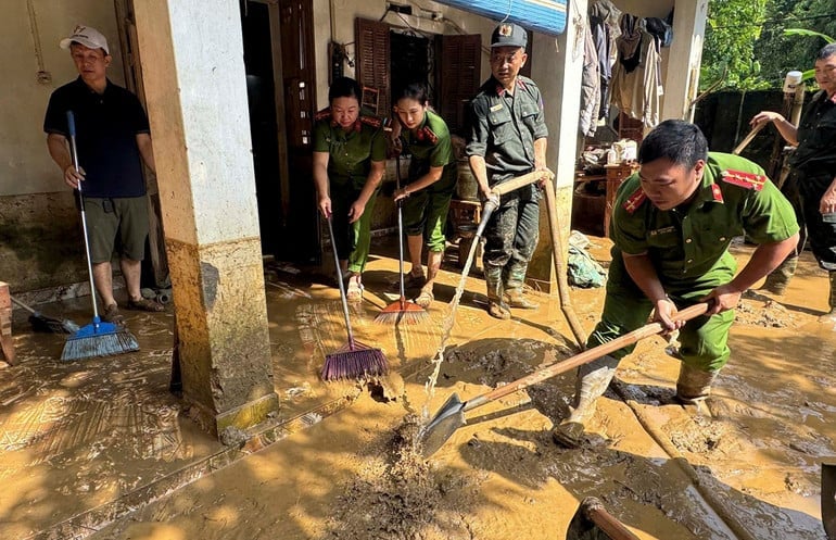 Các lực lượng hỗ trợ người dân khắc phục hậu quả. Ảnh: Người dân cung cấp. Các lực lượng hỗ trợ người dân khắc phục hậu quả. Ảnh: Người dân cung cấp.