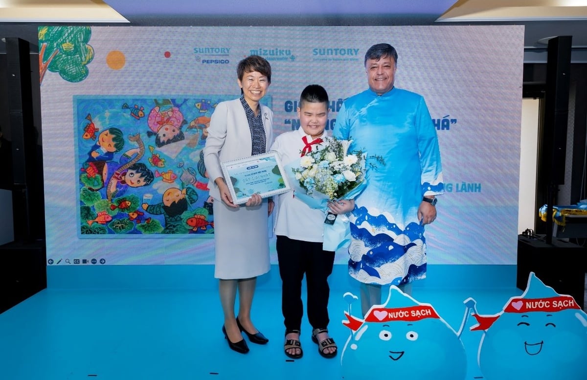 Khoảnh khắc tác giả Lê Huy Việt Phúc bên cạnh tác phẩm 'Giữa dòng nước trong lành' đạt giải Nhất Cuộc thi 'Bảo tồn nguồn nước – Nuôi dưỡng Tương lai' năm 2024. Ảnh: Suntory PepsiCo Việt Nam. Khoảnh khắc tác giả Lê Huy Việt Phúc bên cạnh tác phẩm 'Giữa dòng nước trong lành' đạt giải Nhất Cuộc thi 'Bảo tồn nguồn nước – Nuôi dưỡng Tương lai' năm 2024. Ảnh: Suntory PepsiCo Việt Nam.