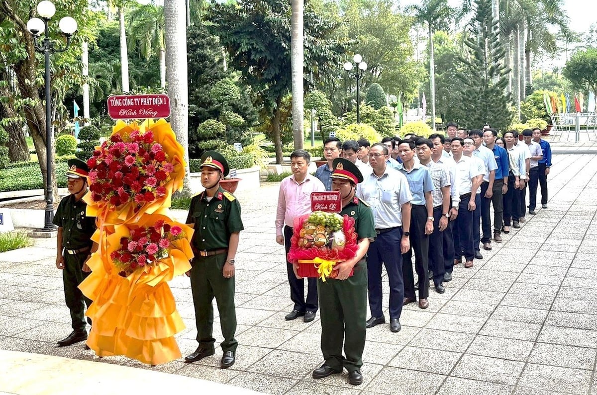 Đoàn công tác EVNGENCO1 dâng hương tại Đền thờ Chủ tịch Hồ Chí Minh, tỉnh Vĩnh Long. Ảnh: EVNGENCO1. Đoàn công tác EVNGENCO1 dâng hương tại Đền thờ Chủ tịch Hồ Chí Minh, tỉnh Vĩnh Long. Ảnh: EVNGENCO1.