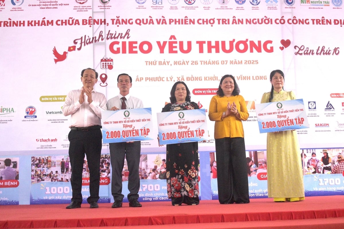 Bà Hồ Thị Hoàng Yến, Phó Bí thư Thường trực Tỉnh ủy Vĩnh Long, trao bảng tượng trưng quà tặng từ nhà tài trợ cho các đơn vị tiếp nhận. Ảnh: Minh Đảm. Bà Hồ Thị Hoàng Yến, Phó Bí thư Thường trực Tỉnh ủy Vĩnh Long, trao bảng tượng trưng quà tặng từ nhà tài trợ cho các đơn vị tiếp nhận. Ảnh: Minh Đảm.
