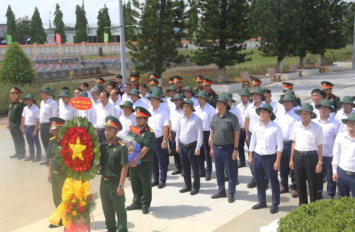 EVNGENCO1 dâng hương tưởng niệm tại Nghĩa trang Liệt sĩ phường Duyên Hải, tỉnh Vĩnh Long. Ảnh: EVNGENCO1. EVNGENCO1 dâng hương tưởng niệm tại Nghĩa trang Liệt sĩ phường Duyên Hải, tỉnh Vĩnh Long. Ảnh: EVNGENCO1.