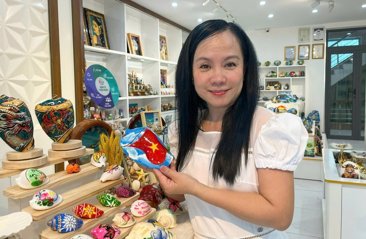 Chị Nguyễn Thị Hồng Lan bên những tác phẩm nghệ thuật độc đáo được sáng tạo từ vỏ sò, ốc biển bỏ đi. Ảnh: Lê Bình. Chị Nguyễn Thị Hồng Lan bên những tác phẩm nghệ thuật độc đáo được sáng tạo từ vỏ sò, ốc biển bỏ đi. Ảnh: Lê Bình.