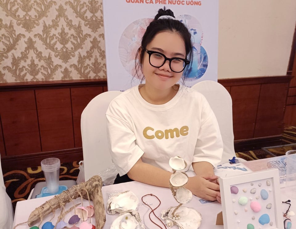 Các sản phẩm trong dự án Workshop làm thủ công tái chế từ vỏ sò kết hợp coffee shop phong cách của học sinh Nguyễn Lê Minh Châu, Trường THPT Vũng Tàu. Ảnh: Lê Bình. Các sản phẩm trong dự án Workshop làm thủ công tái chế từ vỏ sò kết hợp coffee shop phong cách của học sinh Nguyễn Lê Minh Châu, Trường THPT Vũng Tàu. Ảnh: Lê Bình.