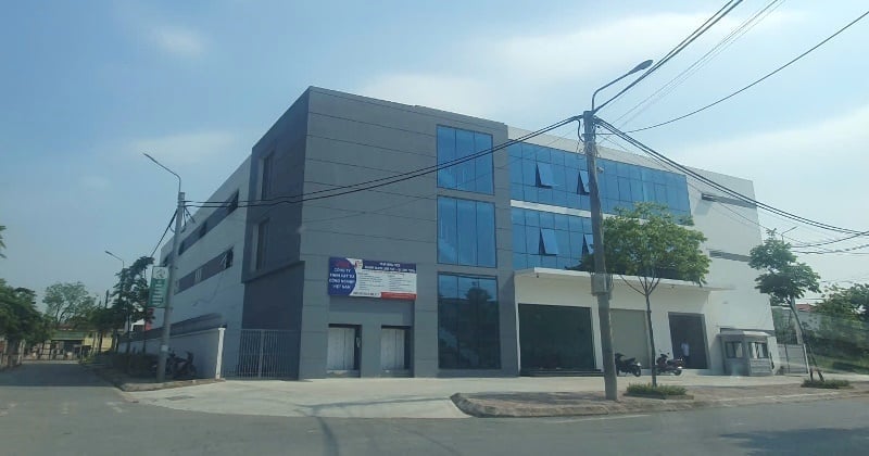 Những công trình không rõ là nhà xưởng hay văn phòng như thế này xuất hiện rất nhiều tại cụm công nghiệp. Ảnh: QD. Những công trình không rõ là nhà xưởng hay văn phòng như thế này xuất hiện rất nhiều tại cụm công nghiệp. Ảnh: QD.