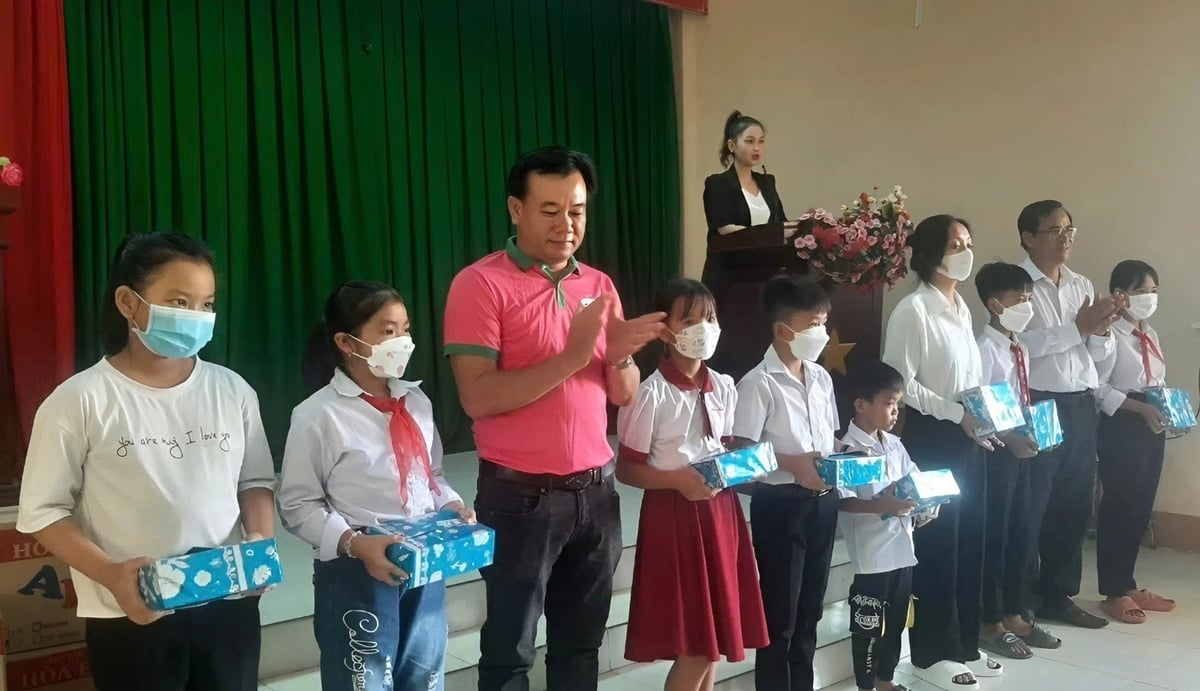 Anh Cao Đình Tuấn tặng quà cho học sinh nghèo hiếu học tỉnh Hậu Giang trước đây (nay là TP Cần Thơ). Ảnh: Minh Đảm. Anh Cao Đình Tuấn tặng quà cho học sinh nghèo hiếu học tỉnh Hậu Giang trước đây (nay là TP Cần Thơ). Ảnh: Minh Đảm.