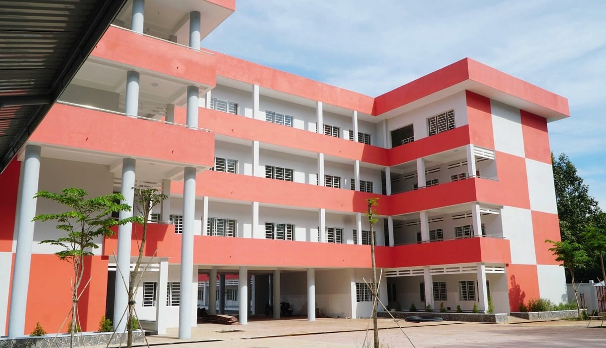 Trường Tiểu học và THCS bán trú Huỳnh Văn Nghệ (xã Xuân Lộc) là một trong rất nhiều công trình được huy động 100% xã hội hóa nhờ chương trình xây dựng nông thôn mới. Ảnh: Lê Bình. Trường Tiểu học và THCS bán trú Huỳnh Văn Nghệ (xã Xuân Lộc) là một trong rất nhiều công trình được huy động 100% xã hội hóa nhờ chương trình xây dựng nông thôn mới. Ảnh: Lê Bình.