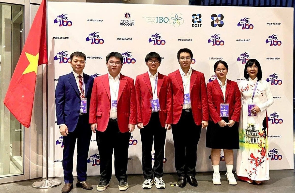 Đội tuyển IBO 2025 (từ trái sang phải): PGS.TS. Đinh Đoàn Long, Trưởng đoàn; em Nguyễn Lương Thái Duy (Huy chương Vàng); em Nguyễn Hữu Thành (Huy chương Bạc); em Bùi Hoàng Đại Dương (Huy chương Bạc); em Lê Hoàng Kiều Anh (Huy chương Đồng); PGS.TS Lê Thị Phương Hoa, Phó Trưởng đoàn. Ảnh: Bộ Giáo dục và Đào tạo. Đội tuyển IBO 2025 (từ trái sang phải): PGS.TS. Đinh Đoàn Long, Trưởng đoàn; em Nguyễn Lương Thái Duy (Huy chương Vàng); em Nguyễn Hữu Thành (Huy chương Bạc); em Bùi Hoàng Đại Dương (Huy chương Bạc); em Lê Hoàng Kiều Anh (Huy chương Đồng); PGS.TS Lê Thị Phương Hoa, Phó Trưởng đoàn. Ảnh: Bộ Giáo dục và Đào tạo.