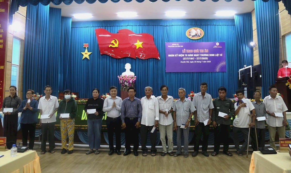Trao quà tri ân đến đại diện gia đình chính sách tại phường Duyên Hải, tỉnh Vĩnh Long. Ảnh: EVNGENCO1. Trao quà tri ân đến đại diện gia đình chính sách tại phường Duyên Hải, tỉnh Vĩnh Long. Ảnh: EVNGENCO1.