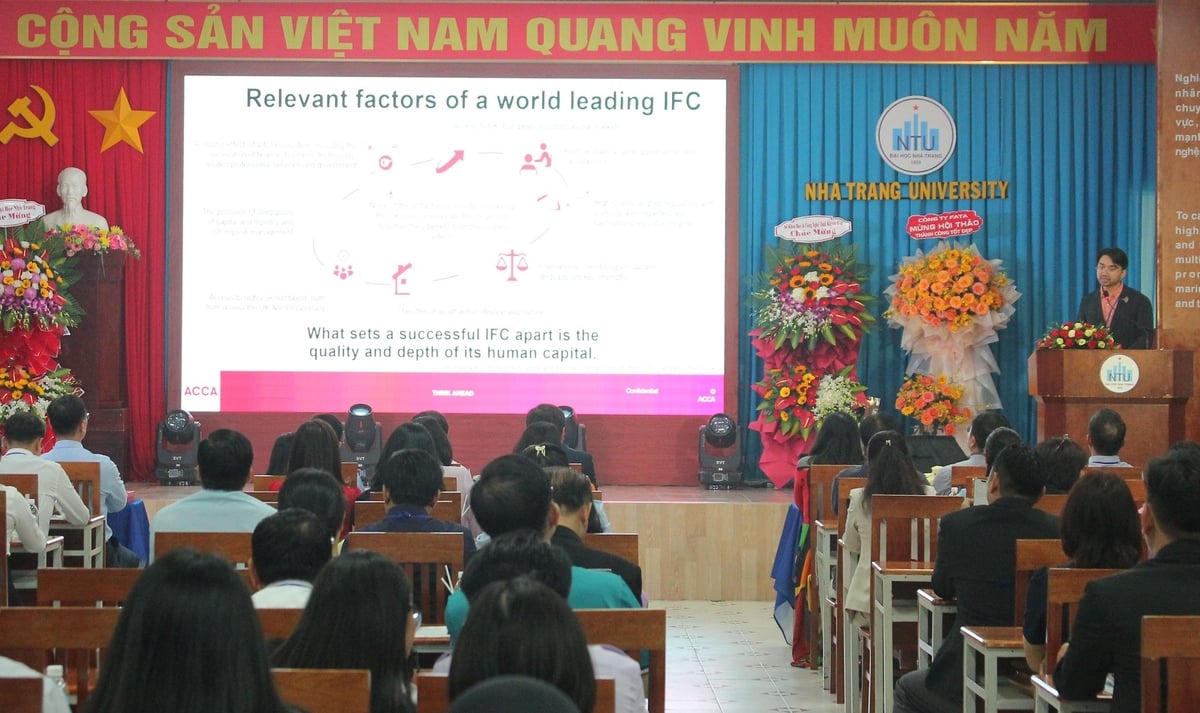 Ông Hà Nhật Tuấn, Phụ trách quan hệ đối tác giáo dục Hiệp hội Kế toán Công chứng Anh quốc tại Việt Nam (ACCA) trình bày tham luận tại hội thảo. Ảnh: Phương Chi. Ông Hà Nhật Tuấn, Phụ trách quan hệ đối tác giáo dục Hiệp hội Kế toán Công chứng Anh quốc tại Việt Nam (ACCA) trình bày tham luận tại hội thảo. Ảnh: Phương Chi.