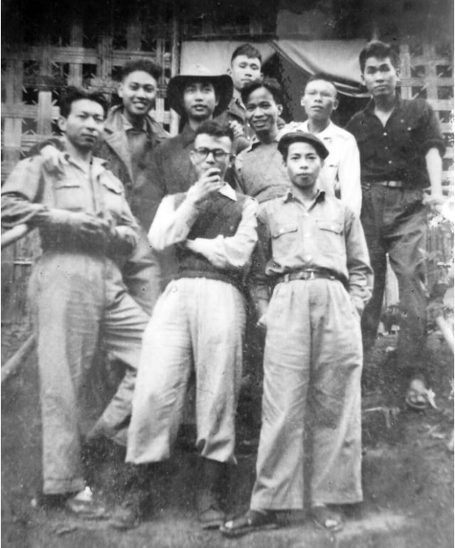 Nhà thơ, nhà báo Thâm Tâm (hàng đầu, bên phải) cùng đồng đội những ngày làm Báo Vệ quốc quân ở chiến khu Việt Bắc. Ảnh: Bảo tàng VHVN.