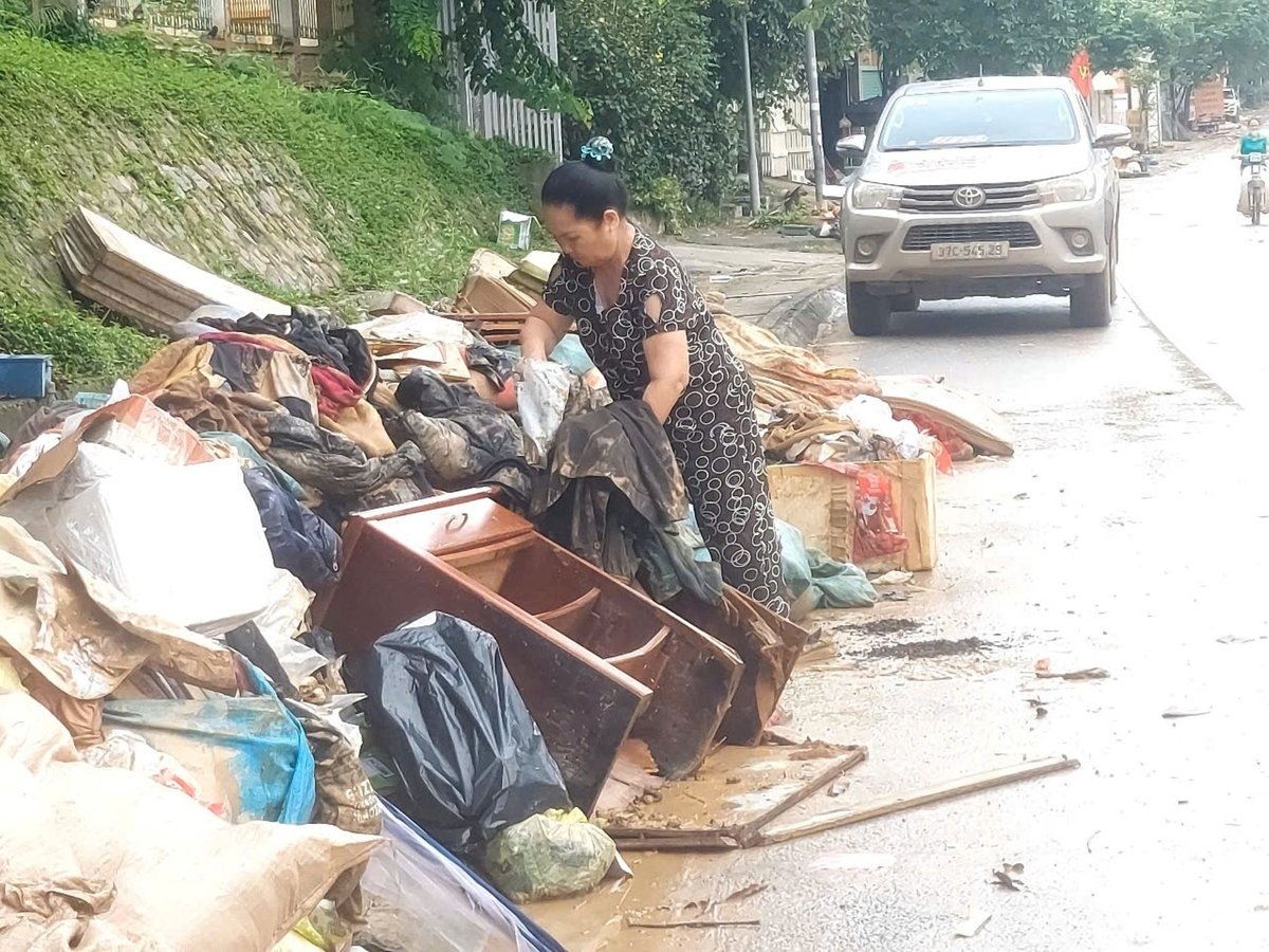 Một người dân ở xã Tương Dương nhặt nhạnh tìm đồ trong đống rác. Ảnh: Đình Tiệp. Một người dân ở xã Tương Dương nhặt nhạnh tìm đồ trong đống rác. Ảnh: Đình Tiệp.