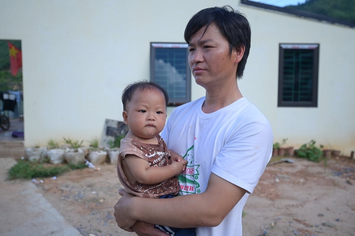 Trưởng thôn Ma Seo Chứ - người hùng của Kho Vàng bên cô con gái thứ 3, được sinh ra không lâu sau bão Yagi. Ảnh: Tùng Đinh. Trưởng thôn Ma Seo Chứ - người hùng của Kho Vàng bên cô con gái thứ 3, được sinh ra không lâu sau bão Yagi. Ảnh: Tùng Đinh.