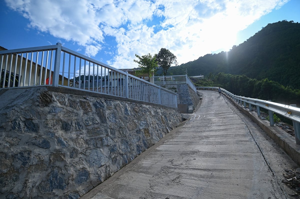 Những con dẫn lên Kho Vàng được trải bê tông, dựng ta luy, cắm hộ lan vững chãi. Ảnh: Tùng Đinh. Những con dẫn lên Kho Vàng được trải bê tông, dựng ta luy, cắm hộ lan vững chãi. Ảnh: Tùng Đinh.