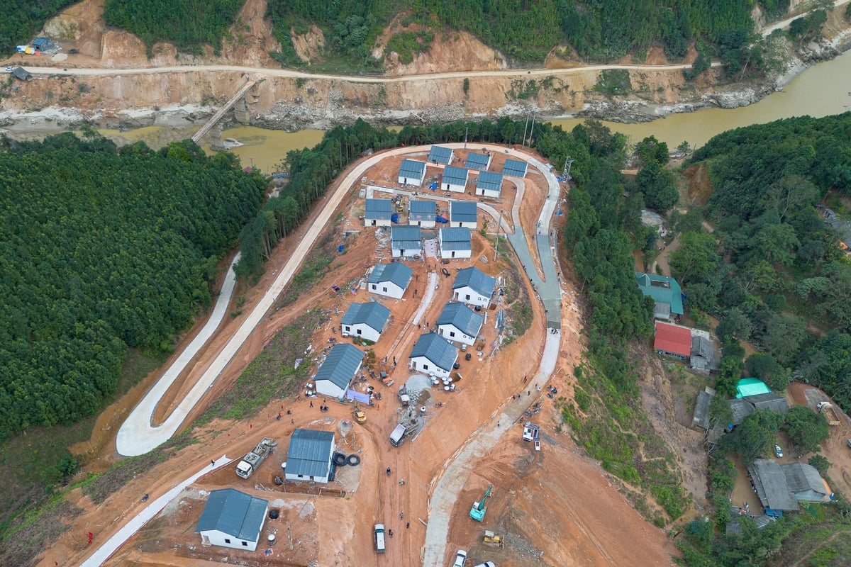 Một góc của thôn Kho Vàng mới, được xây dựng trên đỉnh núi, cạnh dòng sông Chảy. Ảnh: Tùng Đinh. Một góc của thôn Kho Vàng mới, được xây dựng trên đỉnh núi, cạnh dòng sông Chảy. Ảnh: Tùng Đinh.