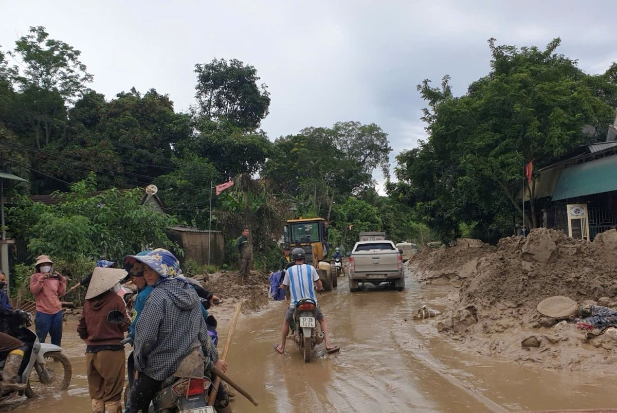 Nhiều đoạn đường quốc lộ 7A vẫn đang ngổn ngang bùn đất, rất khó lưu thông. Ảnh: Đình Tiệp. Nhiều đoạn đường quốc lộ 7A vẫn đang ngổn ngang bùn đất, rất khó lưu thông. Ảnh: Đình Tiệp.