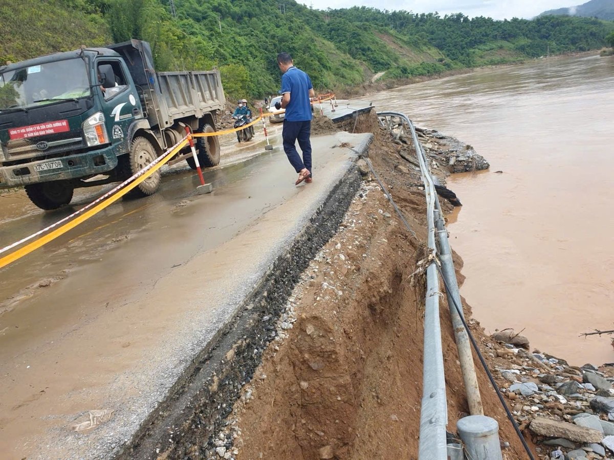 Hàng chục địa điểm quốc lộ 7A bị sạt lở nghiêm trọng sau lũ lụt. Ảnh: Đình Tiệp. Hàng chục địa điểm quốc lộ 7A bị sạt lở nghiêm trọng sau lũ lụt. Ảnh: Đình Tiệp.