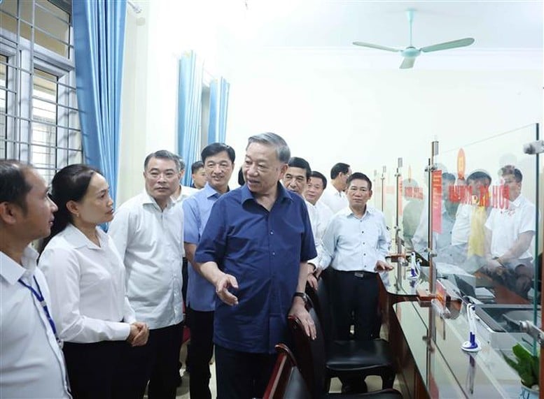 Tổng Bí thư Tô Lâm thăm kiểm tra Trung tâm phục vụ hành chính công xã Si Pa Phìn, Điện Biên. Ảnh: TTXVN.