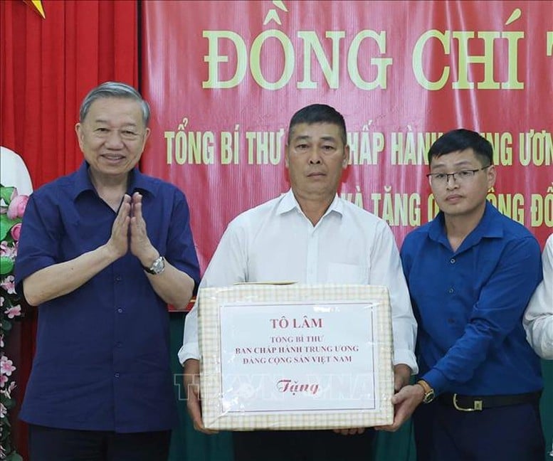 Tổng Bí thư Tô Lâm tặng quà cho cộng đồng bản Tân Lập, xã Si Pa Phìn, tỉnh Điện Biên. Ảnh: TTXVN.