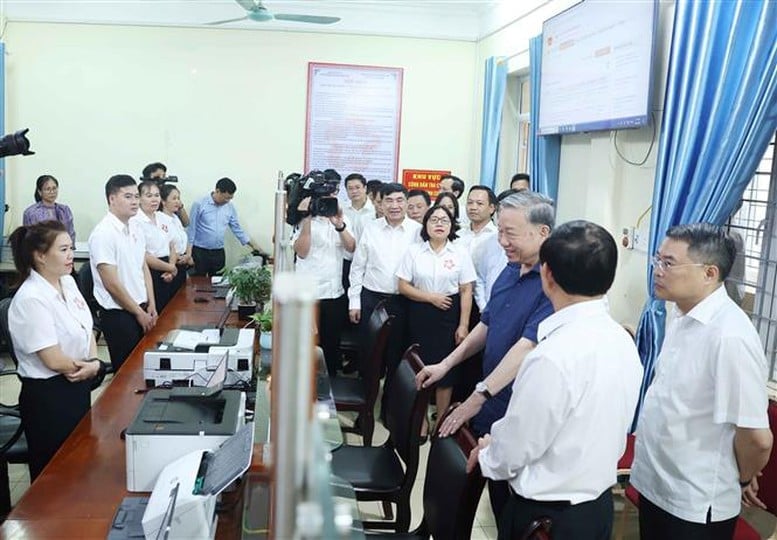 Ngay sau khi xã mới được thành lập Đảng ủy, chính quyền địa phương đặc biệt quan tâm đến các hoạt động của Trung tâm phục vụ hành chính công xã Si Pa Phìn. Ảnh: TTXVN.