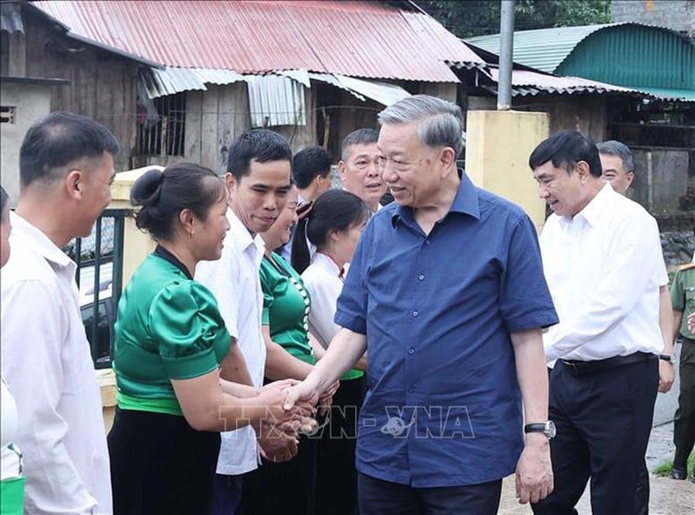 Tổng Bí thư Tô Lâm đến thăm và tặng quà cho cộng đồng bản Tân Lập, xã Si Pa Phìn, tỉnh Điện Biên. Ảnh: TTXVN.