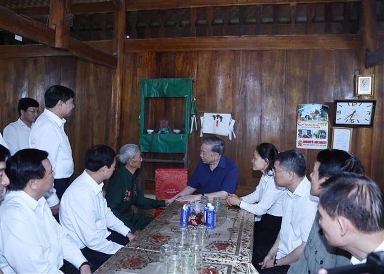 Tổng Bí thư Tô Lâm đến thăm gia đình Chiến sĩ Điện Biên Vàng A Chảo (sinh năm 1929, thường trú bản Nậm Chim 1, xã Si Pa Phìn). Ảnh: TTXVN.