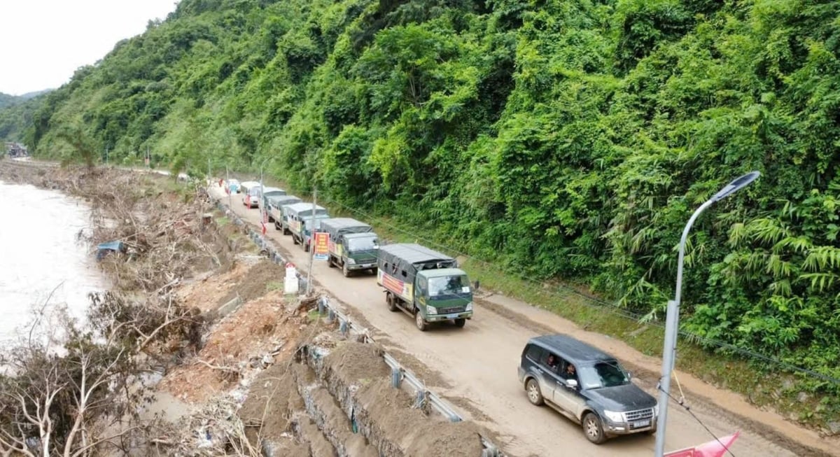 Hiện tại đang ưu tiên cho các phương tiện vận chuyển hàng cứu trợ đối với đồng bào bị lũ lụt. Ảnh: Phạm Tuân. Hiện tại đang ưu tiên cho các phương tiện vận chuyển hàng cứu trợ đối với đồng bào bị lũ lụt. Ảnh: Phạm Tuân.