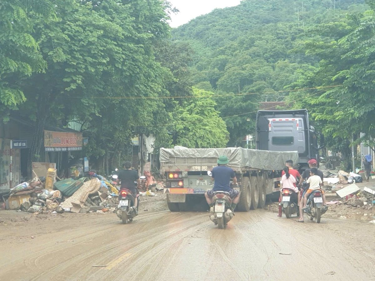 Những xe chở quặng có tải trọng lớn, dài, cồng kềnh tạm thời bị cấm lưu thông trên quốc lộ 7A. Ảnh: Đình Tiệp. Những xe chở quặng có tải trọng lớn, dài, cồng kềnh tạm thời bị cấm lưu thông trên quốc lộ 7A. Ảnh: Đình Tiệp.