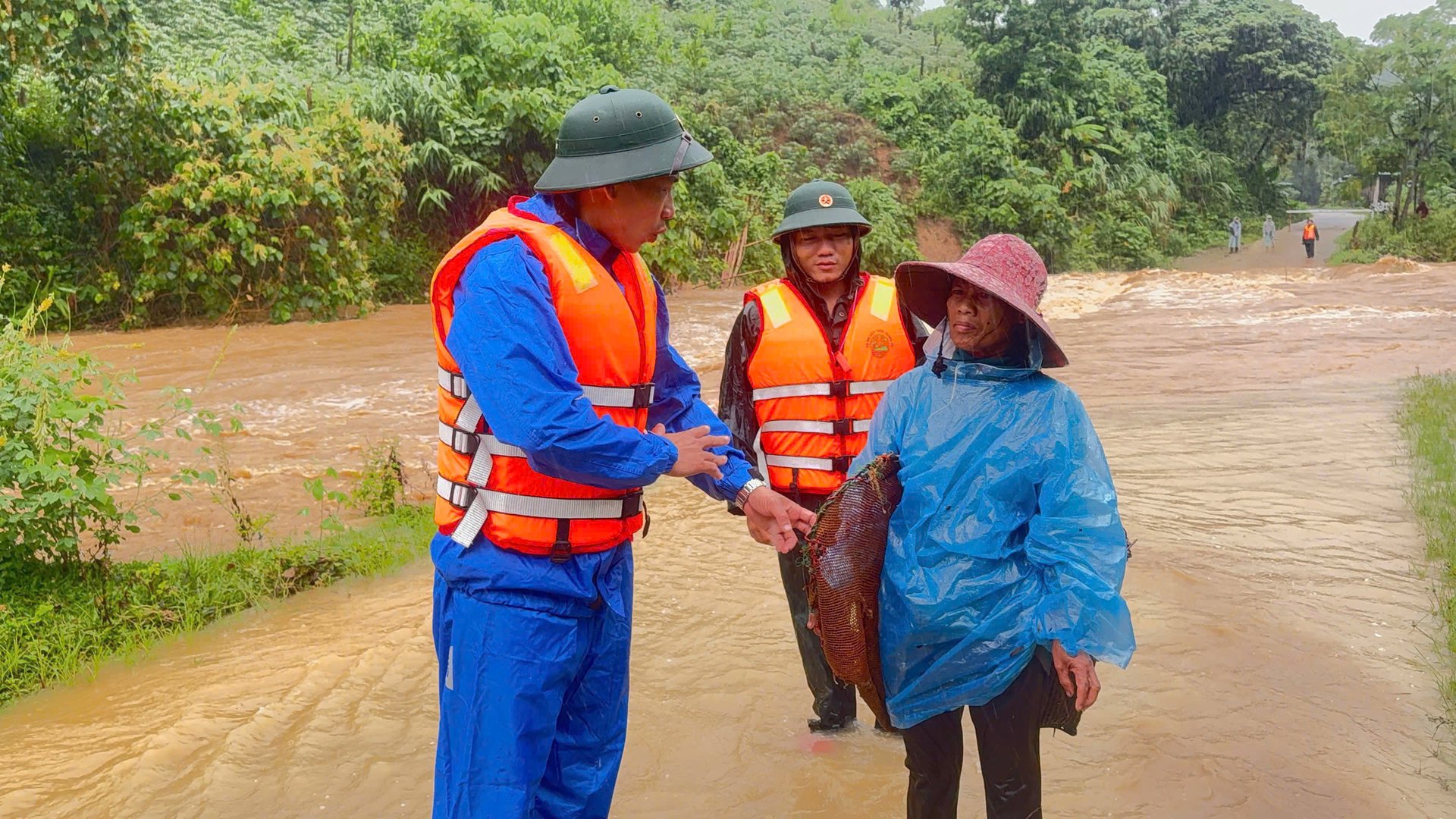 Lực lượng Bộ đội Biên phòng tuyên truyền, khuyên ngăn bà con không nên di chuyển qua các điểm ngập lụt, nước chảy xiết. Ảnh: H. Nam. Lực lượng Bộ đội Biên phòng tuyên truyền, khuyên ngăn bà con không nên di chuyển qua các điểm ngập lụt, nước chảy xiết. Ảnh: H. Nam.
