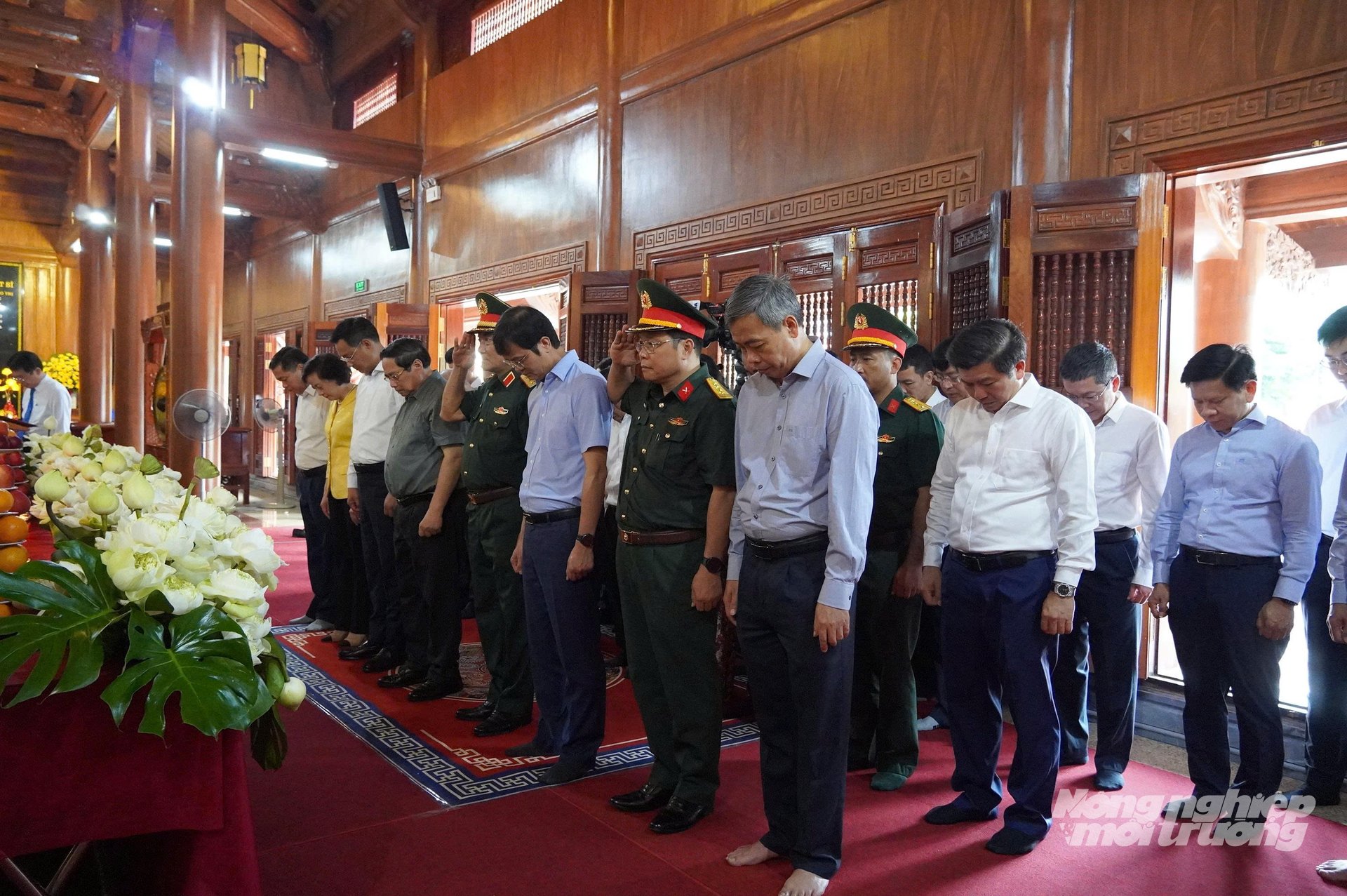 Thủ tướng Phạm Minh Chính và các đại biểu dành phút mặc niệm tại Đền thờ Bác Hồ và các Anh hùng liệt sĩ. Ảnh: T. Đức. Thủ tướng Phạm Minh Chính và các đại biểu dành phút mặc niệm tại Đền thờ Bác Hồ và các Anh hùng liệt sĩ. Ảnh: T. Đức.
