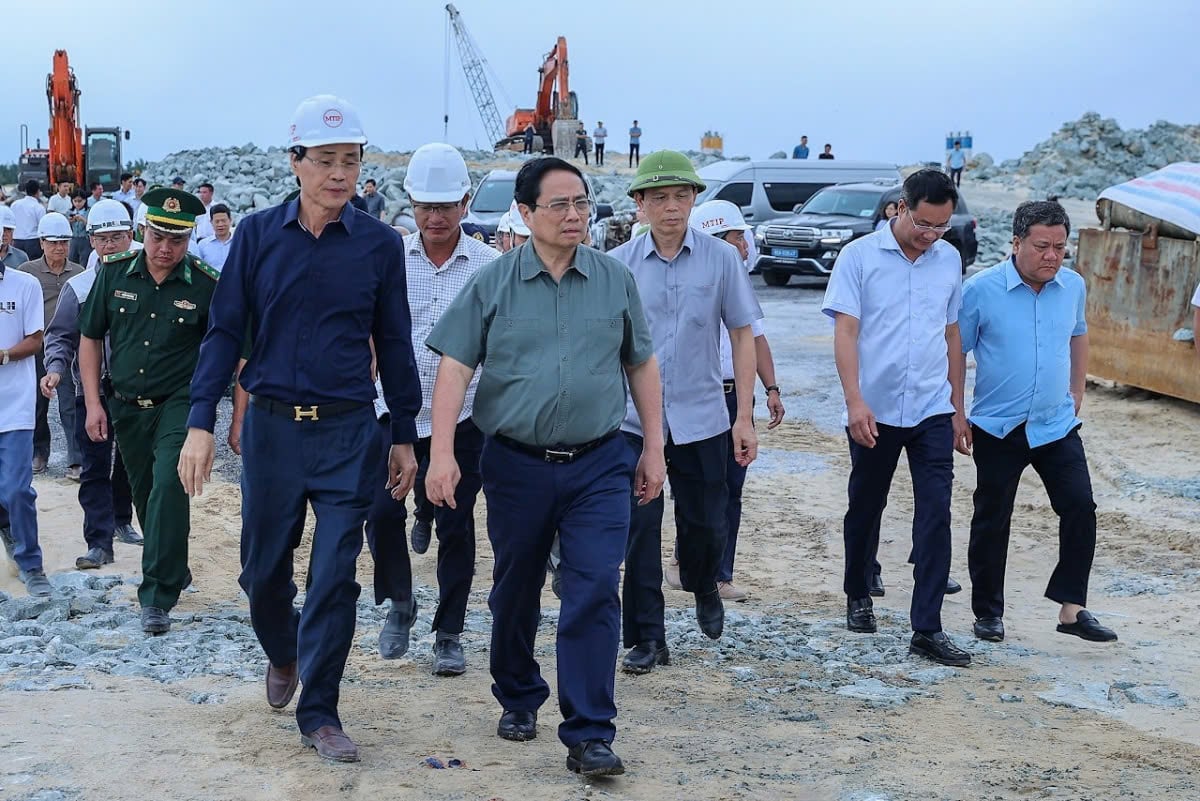 Thủ tướng Phạm Minh Chính kiểm tra dự án Cảng nước sâu Mỹ Thủy. Ảnh: VGP.