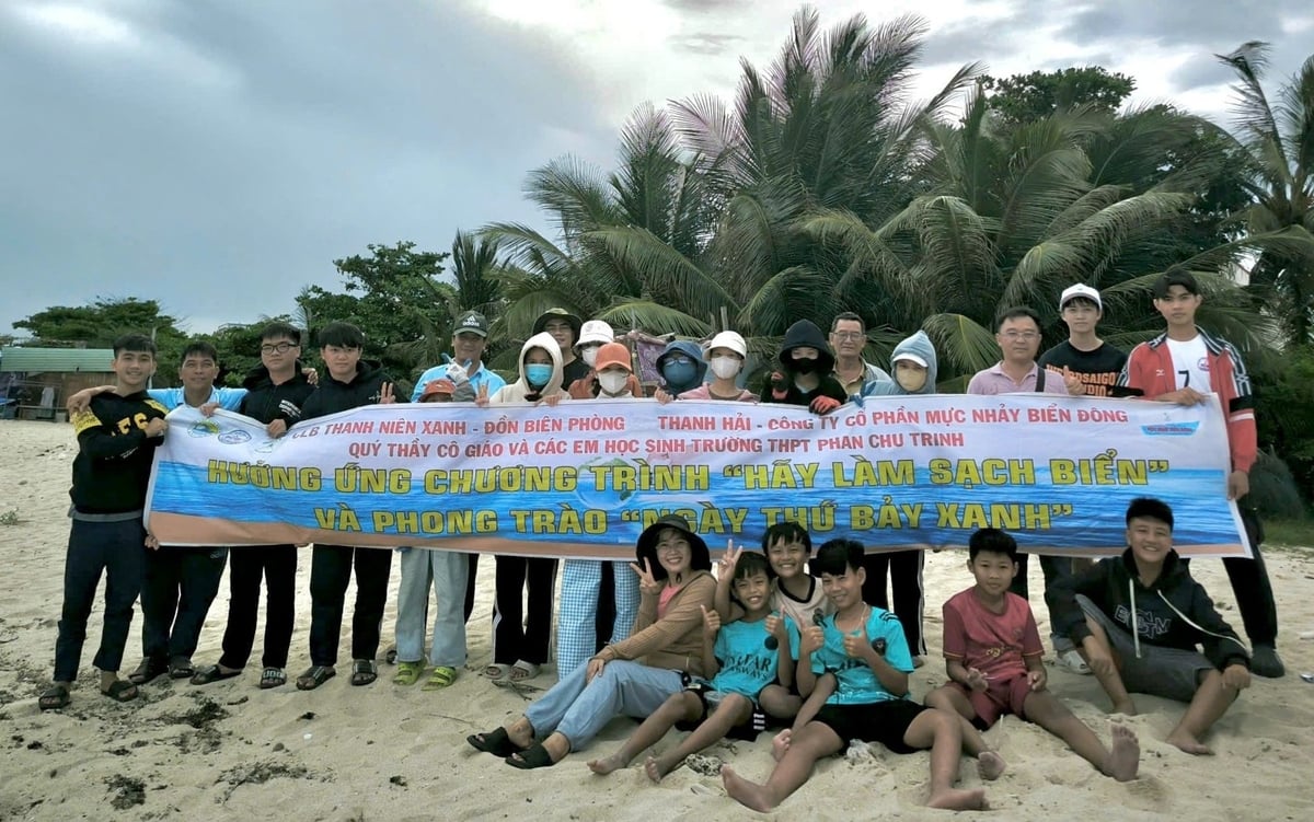Các thành viên CLB Thanh niên xanh thực hiện thu gom rác tại bãi biển vào chủ nhật hằng tuần. Ảnh: PC. Các thành viên CLB Thanh niên xanh thực hiện thu gom rác tại bãi biển vào chủ nhật hằng tuần. Ảnh: PC.