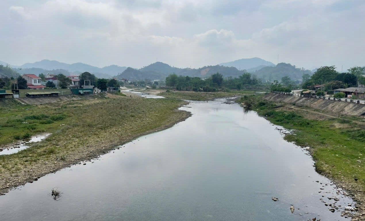 Vào mùa khô, mực nước trên sông Cầu khá thấp, tuy nhiên trong mùa mưa, nước lũ thường xuyên gây sạt lở hai bên bờ sông. Ảnh: Ngọc Tú. Vào mùa khô, mực nước trên sông Cầu khá thấp, tuy nhiên trong mùa mưa, nước lũ thường xuyên gây sạt lở hai bên bờ sông. Ảnh: Ngọc Tú.