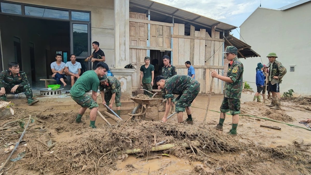 Bộ Chỉ huy Quân sự tỉnh Sơn La đã huy động hơn 200 cán bộ, chiến sĩ phối hợp cùng dân dọn dẹp nhà cửa. Ảnh: Đức Bình. Bộ Chỉ huy Quân sự tỉnh Sơn La đã huy động hơn 200 cán bộ, chiến sĩ phối hợp cùng dân dọn dẹp nhà cửa. Ảnh: Đức Bình.